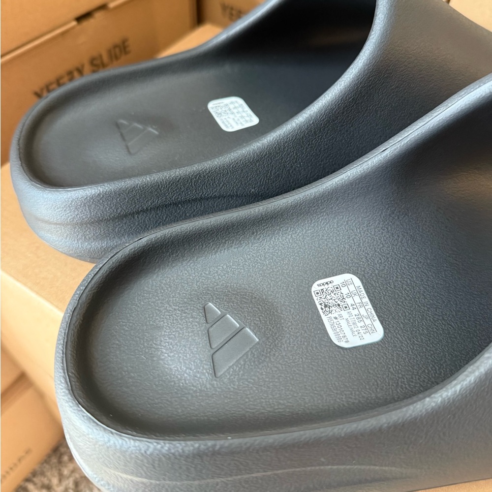 Yeezy Black Slide Sandals
Size 10
New
No box
+$10 to include box (total $63) - Picture 2 of 4